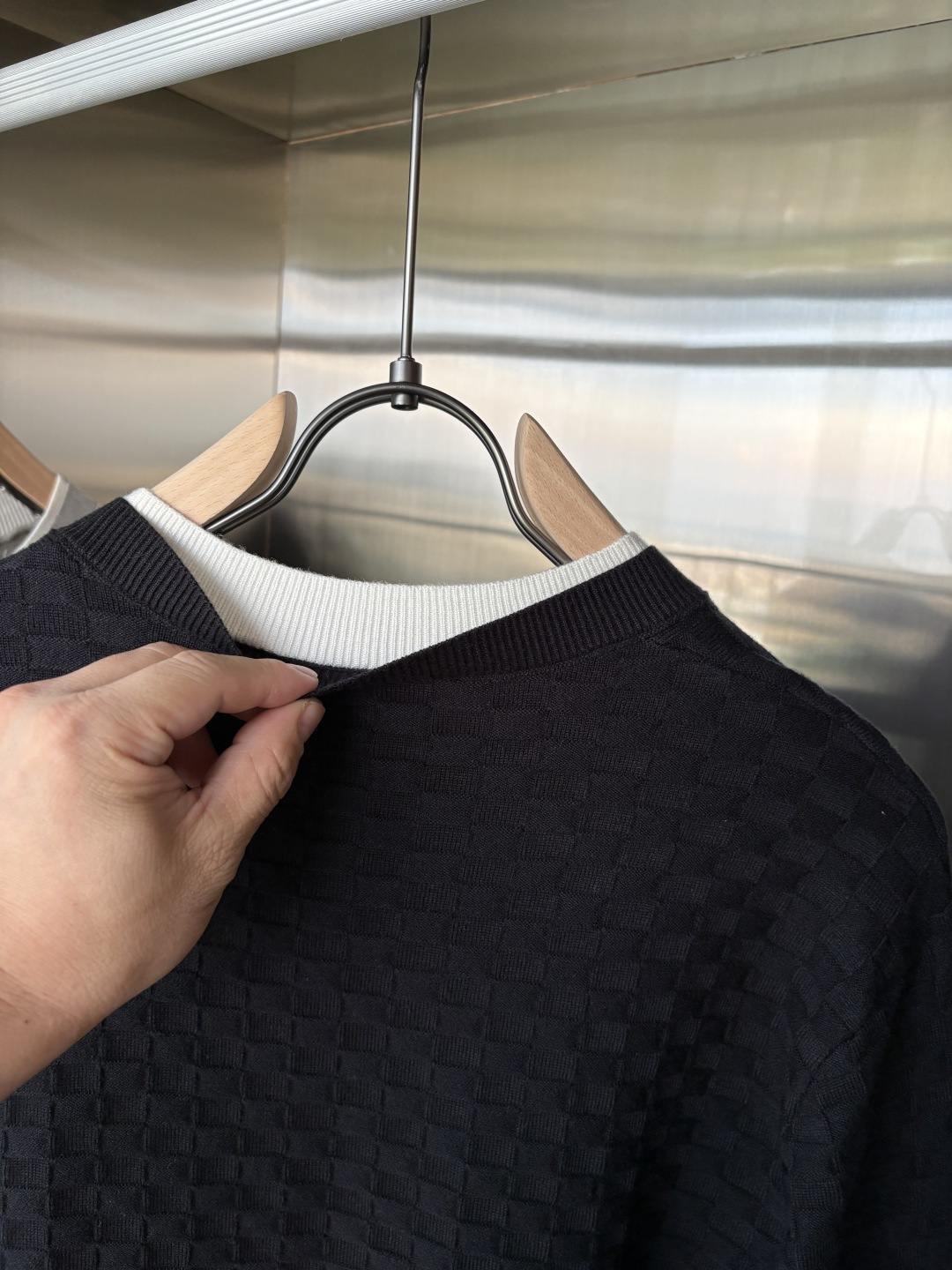 耗时王”菱形提花设计甄选超细优质纱线翻领短袖男士典藏款「耗时王」长袖针织奢雅工艺，触肤即高阶。• 匠心底