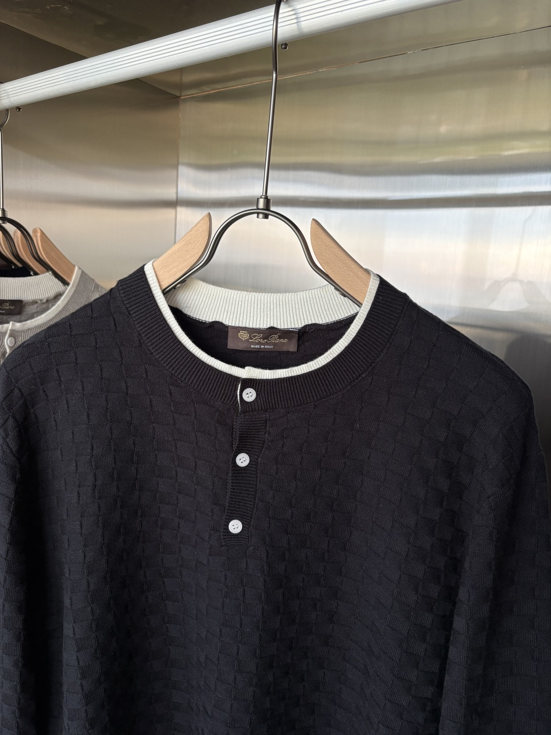 耗时王”菱形提花设计甄选超细优质纱线翻领短袖男士典藏款「耗时王」长袖针织奢雅工艺，触肤即高阶。• 匠心底