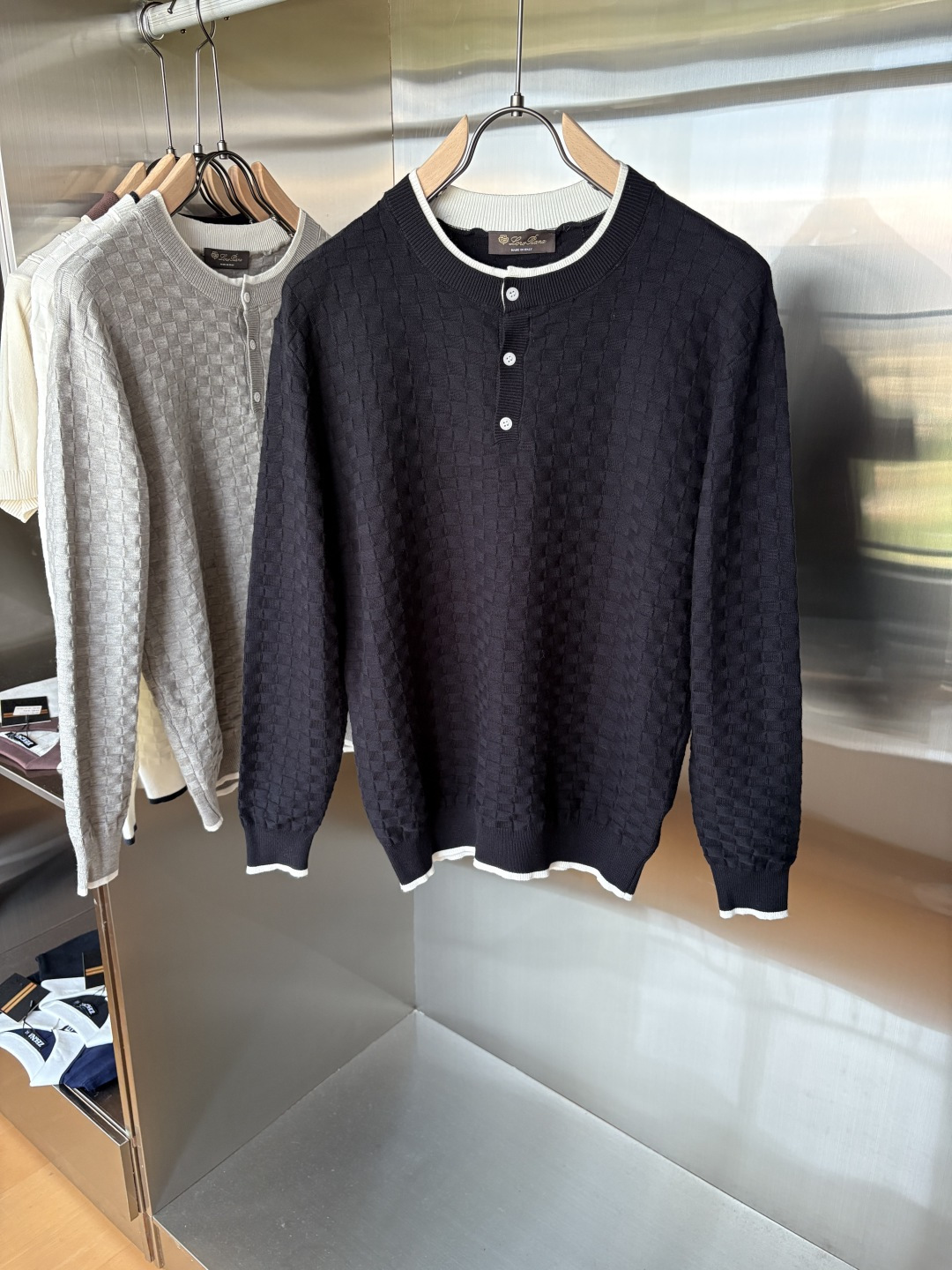 NO:522104,Time-consuming King' diamond jacquard design selects ultra-fine high-quality yarn lapel short-sleeved men's collection 'Time-consuming King' long-sleeved knitting and elegant craftsmanship, which touches the skin with high-end style. The ingenuity of diamond-shaped hollow jacquard is carved with three-dimensional diamond jacquard that takes months to carve, and the architectural aesthetic texture is weaving between warp and weft. The light and shadow penetrate through, and the gestures show low-key luxury. Classic lattice lapel long-sleeved design Simple lapel outlines neat lines, short-sleeved cut is suitable for multiple scenes - the layered suits during business meetings show elegance, casual wear reveals gentleman's taste, and the collection style never fades. The ultimate quality testimony of details Precision turning ensures that the seams are flat, the bone position is reinforced and durable and does not deform; the neckline threads have been washed and tested, and they are still as crisp as new as they wear for a long time, and every detail is a testimony of 'time-consuming'.  Code number M-3XL, T-shirt, business suit, alexander wang19860909耗时王”菱形提花设计甄选超细优质纱线翻领短袖男士典藏款「耗时王」长袖针织奢雅工艺,触肤即高阶. 匠心底蕴菱形镂空提花 耗时数月雕琢的立体菱形提花,经纬间织就建筑美学肌理,光影穿透时显隐交错,举手投足尽展低调奢华. 经典型格翻领长袖设计 简约翻领勾勒利落线条,短袖剪裁适配多场景——商务会晤时叠搭西装显儒雅,休闲时光单穿流露绅士品味,典藏款型永不褪色. 细节至臻品质见证 精密车工确保接缝平整,骨位加固耐穿不变形；领口螺纹经水洗测试,久穿仍挺括如新,每一处细节皆为「耗时」证言. 码数M-3XL,,T-shirt,business suit,alexander wang,Men's clothing