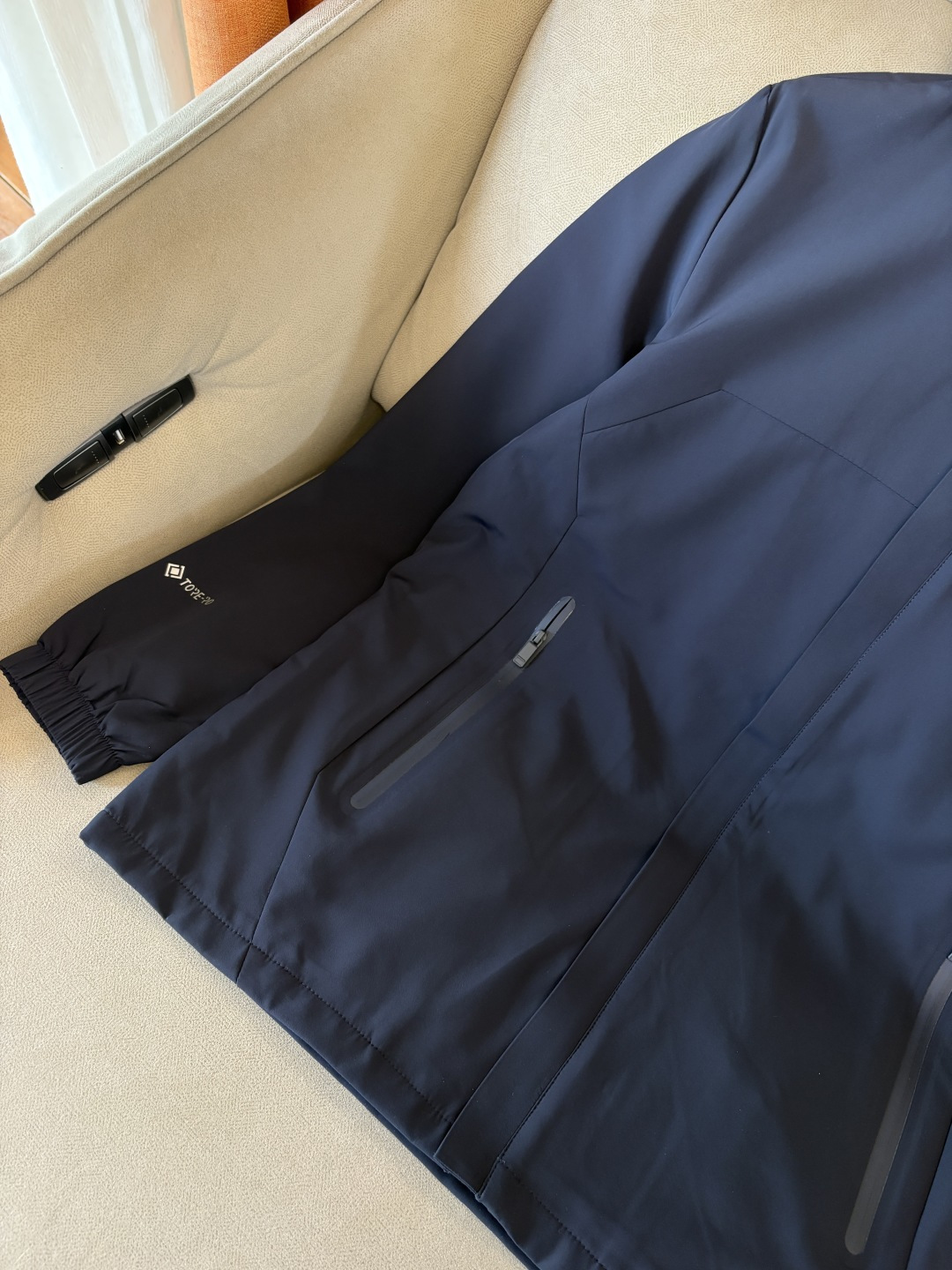 爆款 顶配 Beta SL冲锋衣是一款专为户外探险设计的高性能外套。采用GORE-TEX 面料。具备卓越