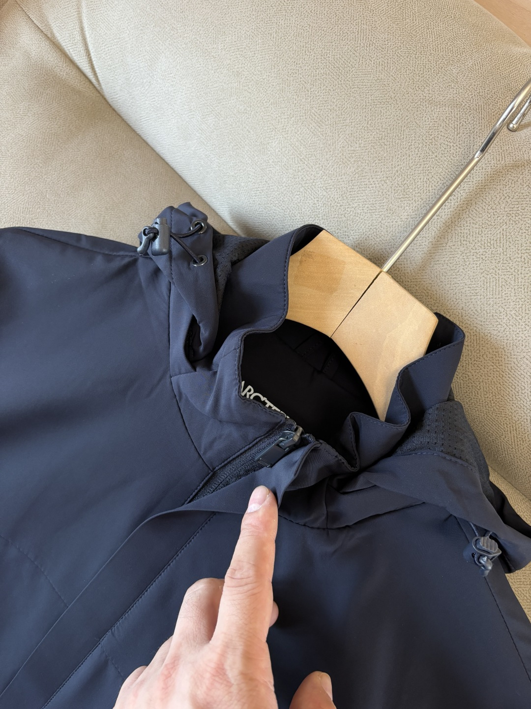 爆款 顶配 Beta SL冲锋衣是一款专为户外探险设计的高性能外套。采用GORE-TEX 面料。具备卓越