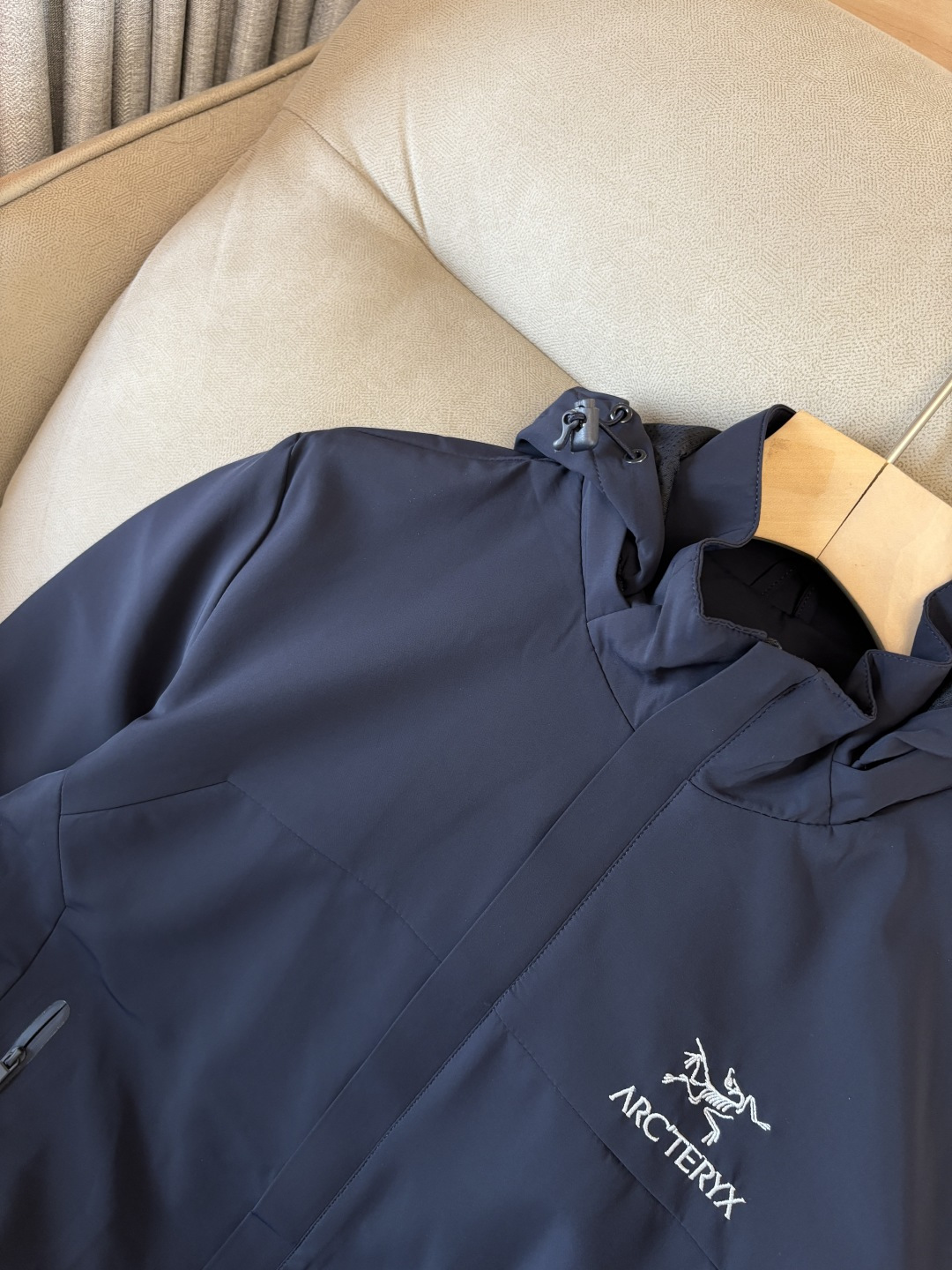 爆款 顶配 Beta SL冲锋衣是一款专为户外探险设计的高性能外套。采用GORE-TEX 面料。具备卓越