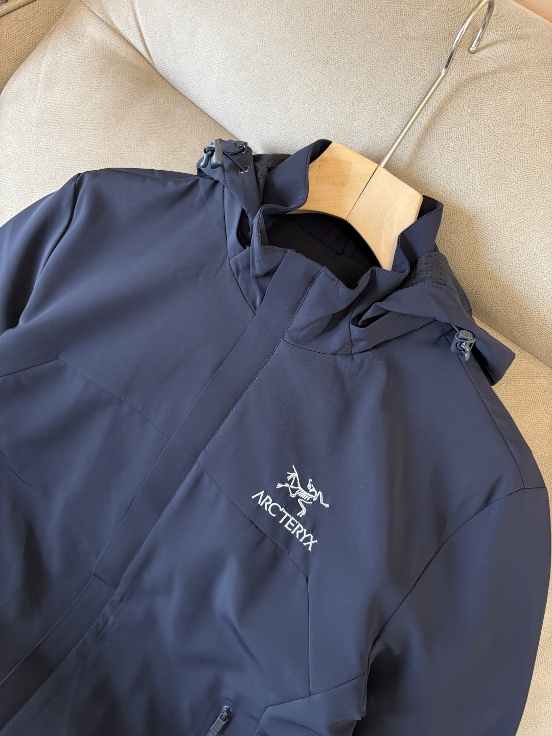 爆款 顶配 Beta SL冲锋衣是一款专为户外探险设计的高性能外套。采用GORE-TEX 面料。具备卓越