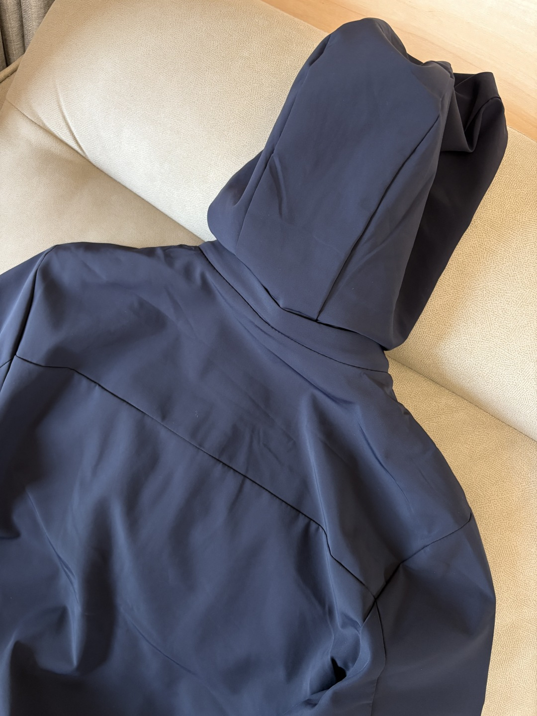 爆款 顶配 Beta SL冲锋衣是一款专为户外探险设计的高性能外套。采用GORE-TEX 面料。具备卓越