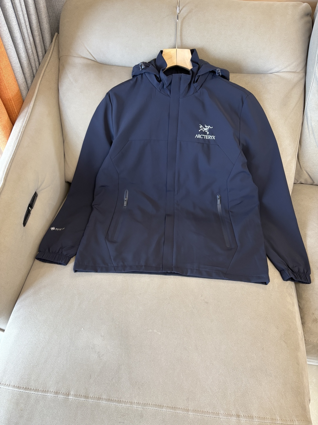 爆款 顶配 Beta SL冲锋衣是一款专为户外探险设计的高性能外套。采用GORE-TEX 面料。具备卓越