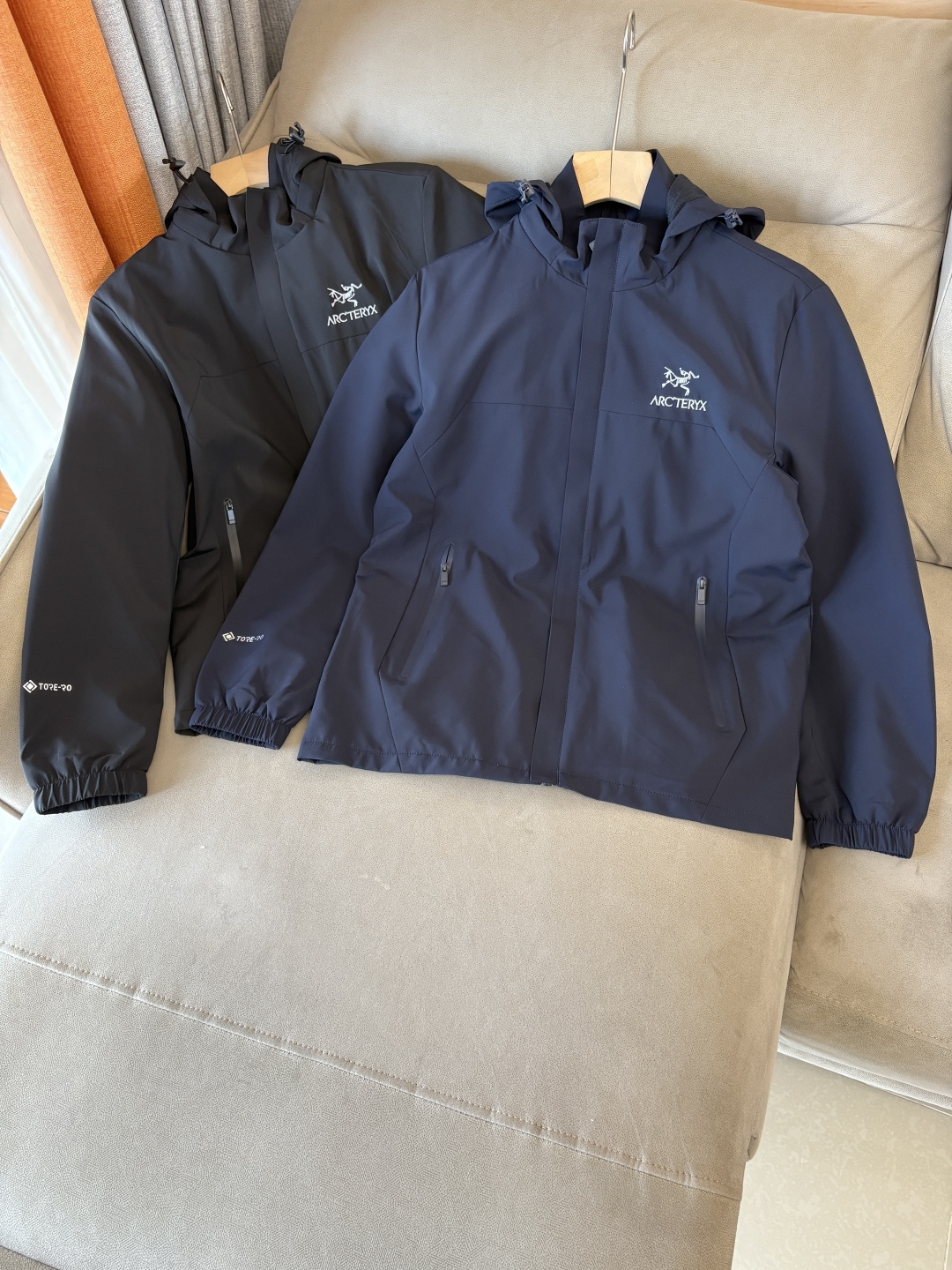 NO:530704,Top-up Beta SL jacket is a high-performance jacket designed for outdoor adventure. It is made of GORE-TEX fabric. It has excellent waterproof and breathable properties to ensure that it remains dry and comfortable in bad weather. Its high-quality design makes it easy to carry and is ideal for long-term hiking and traveling. The new Beta SL color is not only fashionable and eye-catching, but also increases visibility during outdoor activities and improves safety. The unique StormHood hood design provides comprehensive head protection without affecting the field of view. The underarm zipper design enhances breathability and prevents overheating. Whether it is mountaineering, hiking or daily commuting, the Archaeoptera Beta SL Sequoia jacket is an indispensable choice for you. Black color; Blue Size M-XXXL, arc'teryx, jackets &  coats, hats, alexander wang19860909爆款 顶配 Beta SL冲锋衣是一款专为户外探险设计的高性能外套. 采用GORE-TEX 面料. 具备卓越的防水透气性能,确保在恶劣天气下依然保持干爽舒适. 其高质量设计使其便于携带,非常适合长时间的徒步和旅行. Beta SL新色不仅时尚亮眼,还增加了户外活动中的可见性,提升安全性.独特的 StormHood帽兜设计,提供全面的头部保护,同时不影响视野. 腋下拉链设计增强了透气性,防止过热.无论是登山、徒步还是日常通勤,始祖鸟Beta SL红杉色冲锋衣都是您不可或缺的理想选择. 颜色黑色；兰色 尺码M-XXXL,arc'teryx,jackets & coats,hats,alexander wang,Men's clothing