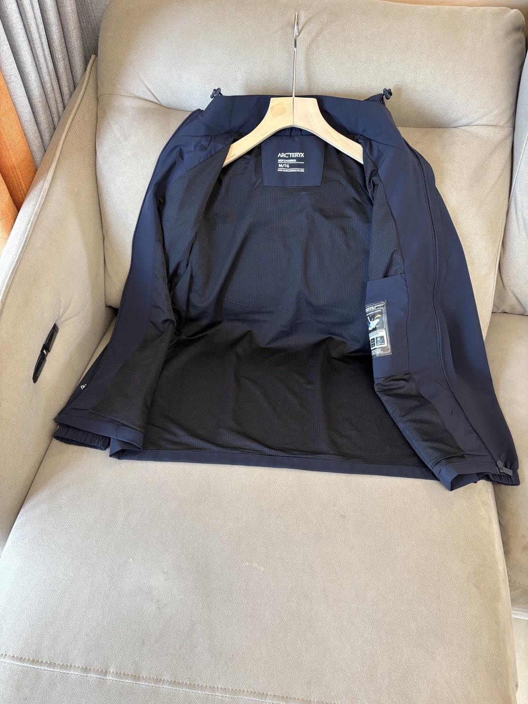 爆款 顶配 Beta SL冲锋衣是一款专为户外探险设计的高性能外套。采用GORE-TEX 面料。具备卓越