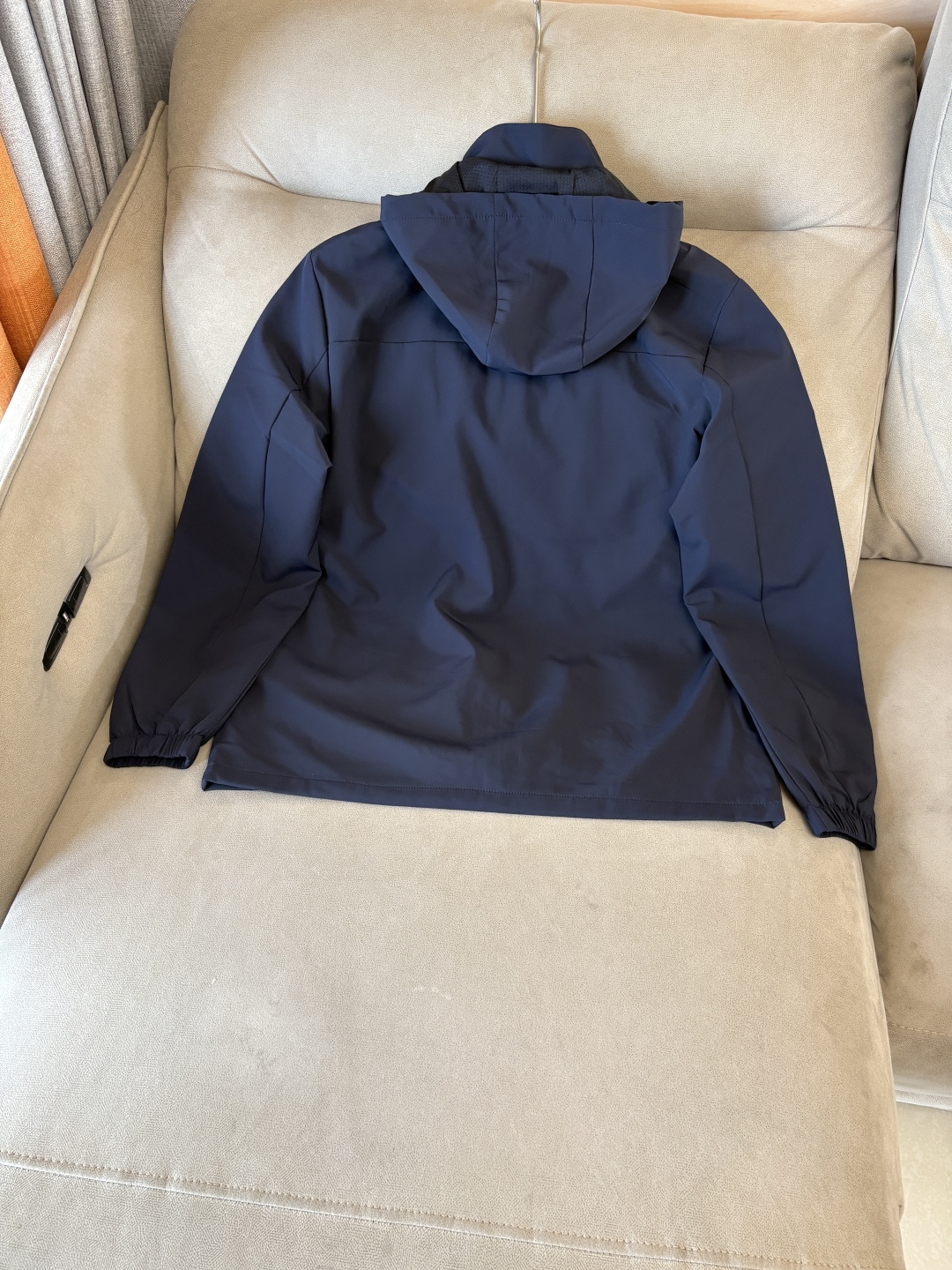 爆款 顶配 Beta SL冲锋衣是一款专为户外探险设计的高性能外套。采用GORE-TEX 面料。具备卓越