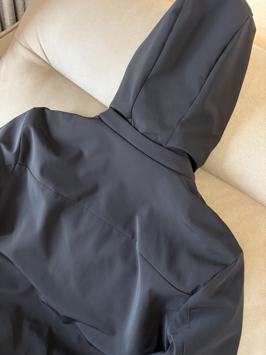 爆款 顶配 Beta SL冲锋衣是一款专为户外探险设计的高性能外套。采用GORE-TEX 面料。具备卓越