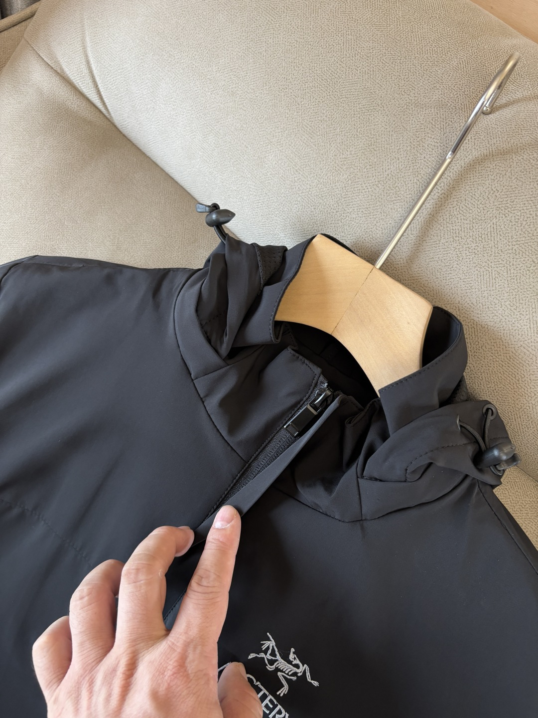 爆款 顶配 Beta SL冲锋衣是一款专为户外探险设计的高性能外套。采用GORE-TEX 面料。具备卓越