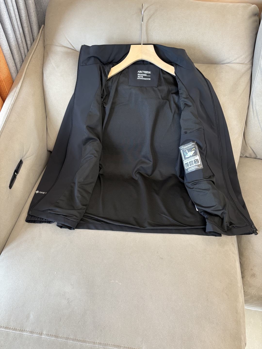 爆款 顶配 Beta SL冲锋衣是一款专为户外探险设计的高性能外套。采用GORE-TEX 面料。具备卓越