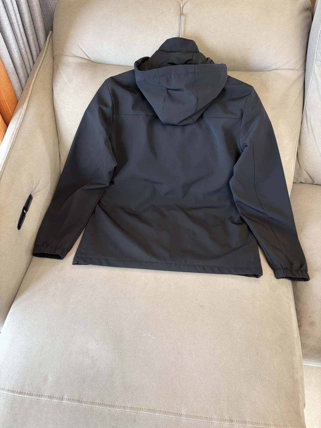 爆款 顶配 Beta SL冲锋衣是一款专为户外探险设计的高性能外套。采用GORE-TEX 面料。具备卓越