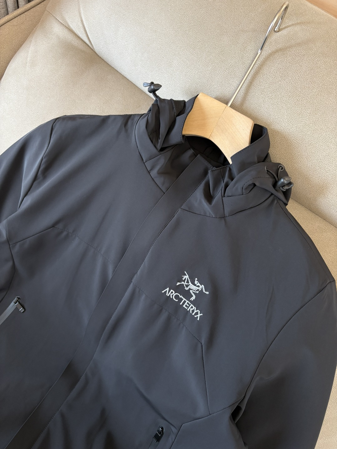 爆款 顶配 Beta SL冲锋衣是一款专为户外探险设计的高性能外套。采用GORE-TEX 面料。具备卓越