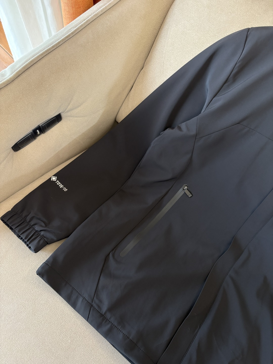 爆款 顶配 Beta SL冲锋衣是一款专为户外探险设计的高性能外套。采用GORE-TEX 面料。具备卓越