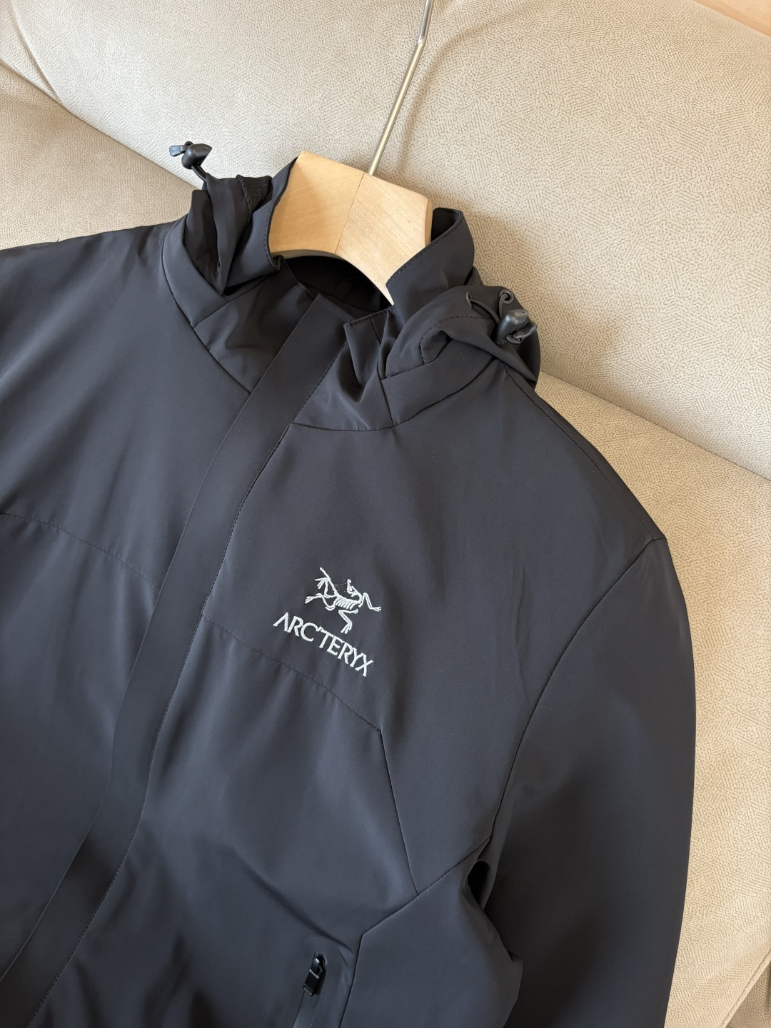 爆款 顶配 Beta SL冲锋衣是一款专为户外探险设计的高性能外套。采用GORE-TEX 面料。具备卓越