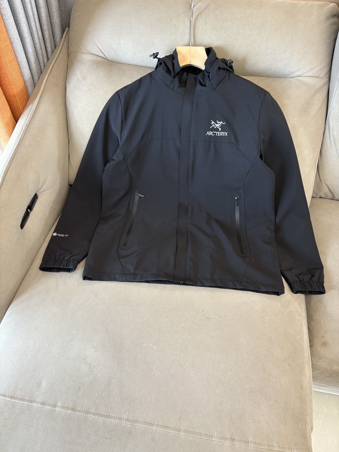 爆款 顶配 Beta SL冲锋衣是一款专为户外探险设计的高性能外套。采用GORE-TEX 面料。具备卓越