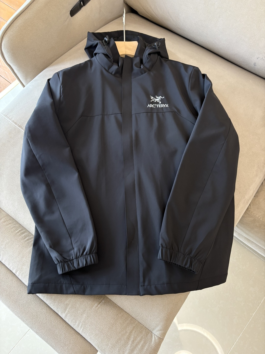 NO:521376,Top-up Beta SL jacket is a high-performance jacket designed for outdoor adventure. It is made of GORE-TEX fabric. It has excellent waterproof and breathable properties to ensure that it remains dry and comfortable in bad weather. Its high-quality design makes it easy to carry and is ideal for long-term hiking and traveling. The new Beta SL color is not only fashionable and eye-catching, but also increases visibility during outdoor activities and improves safety. The unique StormHood hood design provides comprehensive head protection without affecting the field of view. The underarm zipper design enhances breathability and prevents overheating. Whether it is mountaineering, hiking or daily commuting, the Archaeoptera Beta SL Sequoia jacket is an indispensable choice for you. Black color; Blue Size M-XXXL, arc'teryx, jackets &  coats, hats, alexander wang19860909爆款 顶配 Beta SL冲锋衣是一款专为户外探险设计的高性能外套. 采用GORE-TEX 面料. 具备卓越的防水透气性能,确保在恶劣天气下依然保持干爽舒适. 其高质量设计使其便于携带,非常适合长时间的徒步和旅行. Beta SL新色不仅时尚亮眼,还增加了户外活动中的可见性,提升安全性.独特的 StormHood帽兜设计,提供全面的头部保护,同时不影响视野. 腋下拉链设计增强了透气性,防止过热.无论是登山、徒步还是日常通勤,始祖鸟Beta SL红杉色冲锋衣都是您不可或缺的理想选择. 颜色黑色；兰色 尺码M-XXXL,arc'teryx,jackets & coats,hats,alexander wang,Men's clothing