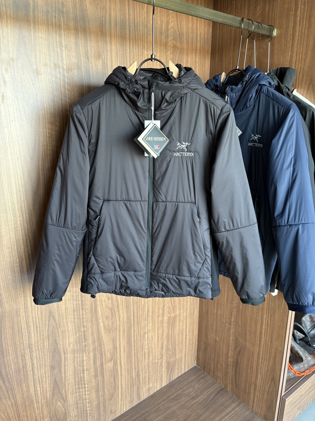 NO:573747,Ancestor 2025's latest 5A-level antibacterial, bionic, aviation, nano, and new spinning technologies are a new type of multi-fill aerogel cotton produced by a combination of several major technologies. It has the characteristics of heat storage and temperature locking, light material, long-lasting antibacterial, mite and sterilization. The surface fabric adopts the lotus leaf water-repellent principle. The inner layer is made of anti-honeycomb porous material. Micro-porous composite fabric is formed through special process technology. It gives the fabric windproof, warm, and water-repellent properties, and can slow down the penetration of external light rain.  At the same time, its good moisture permeability allows moisture to be discharged from the body surface in time to keep you dry and comfortable. Size L-3XL,,alexander wang19860909始祖2025最新5A级抑菌 仿生、航 纳米、 新型纺丝几大 术复合生产 的新型多 填充物气凝胶棉 特点蓄热锁温,材质轻盈,持久抑菌,除螨除菌 面布采用荷叶拒水原理 里层采用防蜂巢多孔材料 通过特殊工艺技术形成微多孔复合面料 赋予面料防风保暖,防泼水性能 可以减缓外来小雨渗透 同时其良好透湿性能使体表湿 气及时排出保持干爽舒适. 码数L-3XL,,alexander wang,Men's clothing