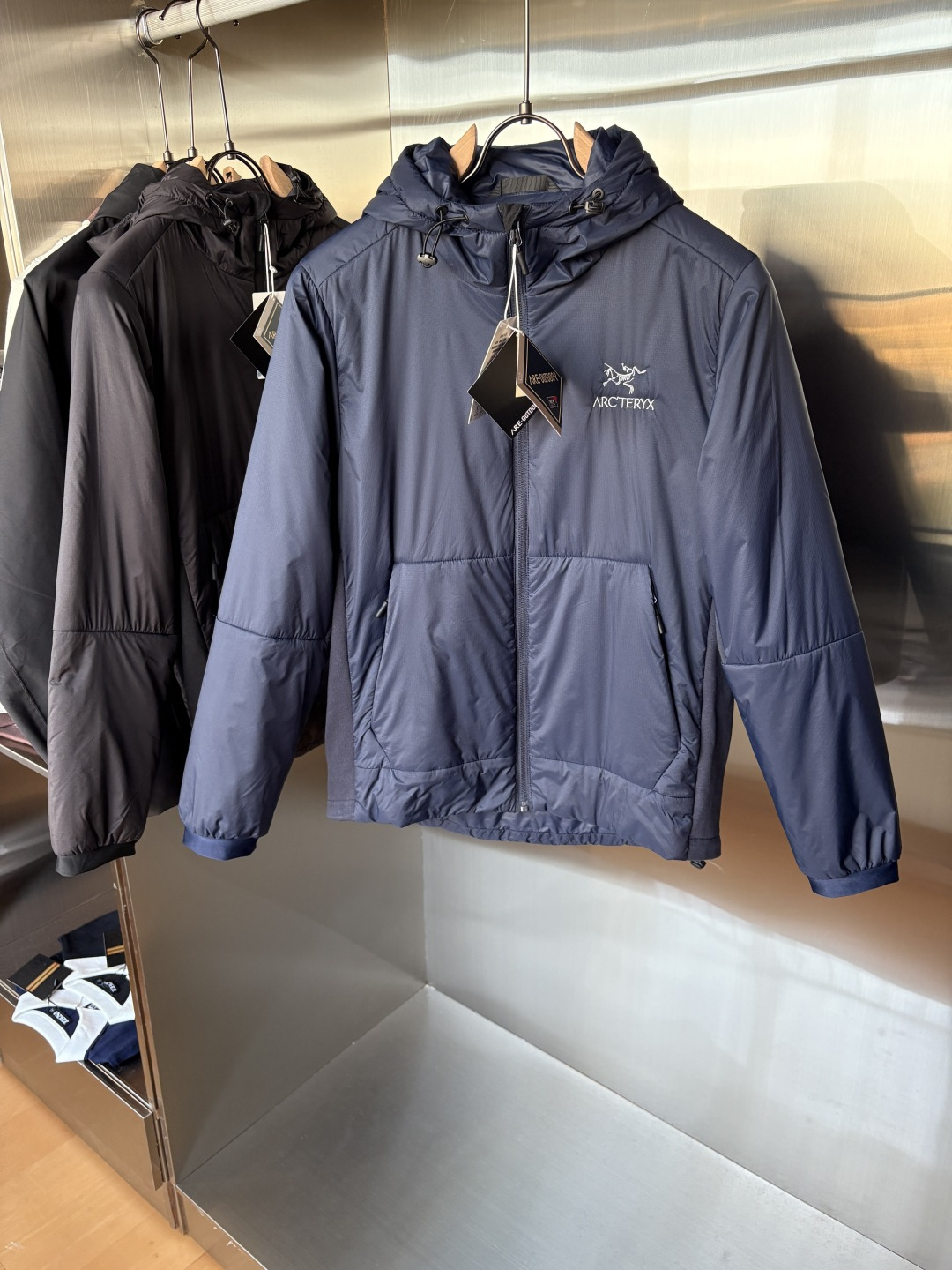 NO:522657,The latest 5A-level antibacterial, bionic, aerial nano, and new spinning composite production of several new multi-filled aerogel cotton features heat storage and temperature locking, light material, long-lasting antibacterial, mite removal and sterilization. The surface cloth adopts the principle of lotus leaf water repellent, and the inner layer uses anti-hive porous materials to form microporous composite fabrics through special process technology, which gives the fabric windproof and warmth and water-splashing performance, which can slow the penetration of light rain in foreign countries. At the same time, its good moisture permeability makes the body surface moisture discharged in time and keeps dry and comfortable. Code number L-3XL, alexander wang19860909始祖2025最新5A级抑菌 仿生、航 纳米、 新型纺丝几大 术复合生产 的新型多 填充物气凝胶棉 特点蓄热锁温,材质轻盈,持久抑菌,除螨除菌 面布采用荷叶拒水原理 里层采用防蜂巢多孔材料 通过特殊工艺技术形成微多孔复合面料 赋予面料防风保暖,防泼水性能 可以减缓外来小雨渗透 同时其良好透湿性能使体表湿 气及时排出保持干爽舒适. 码数L-3XL,,alexander wang,Men's clothing