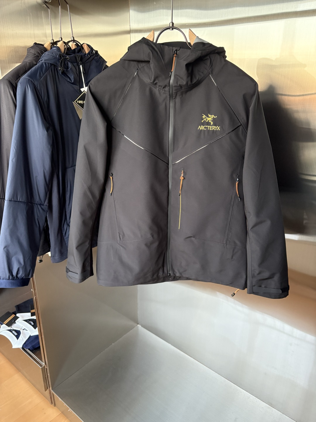 NO:522660,The latest 5A-level antibacterial, bionic, aerial nano, and new spinning composite production of several new multi-filled aerogel cotton features heat storage and temperature locking, light material, long-lasting antibacterial, mite removal and sterilization. The surface cloth adopts the principle of lotus leaf water repellent, and the inner layer uses anti-hive porous materials to form microporous composite fabrics through special process technology, which gives the fabric windproof and warmth and water-splashing performance, which can slow the penetration of light rain in foreign countries. At the same time, its good moisture permeability allows the body surface moisture to be discharged in time and keeps dry and comfortable. Code number M-3XL, alexander wang19860909始祖2025最新5A级抑菌 仿生、航 纳米、 新型纺丝几大 术复合生产 的新型多 填充物气凝胶棉 特点蓄热锁温,材质轻盈,持久抑菌,除螨除菌 面布采用荷叶拒水原理 里层采用防蜂巢多孔材料 通过特殊工艺技术形成微多孔复合面料 赋予面料防风保暖,防泼水性能 可以减缓外来小雨渗透 同时其良好透湿性能使体表湿 气及时排出保持干爽舒适. 码数M-3XL,,alexander wang,Men's clothing