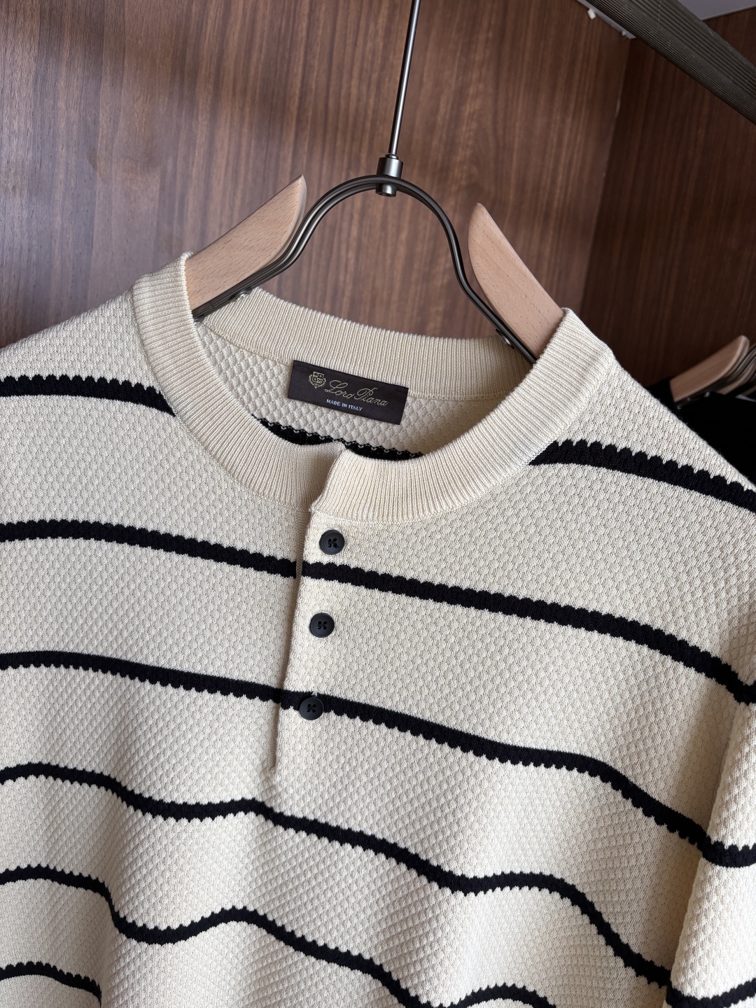 耗时王”菱形提花设计甄选超细优质纱线翻领短袖男士典藏款「耗时王」长袖针织奢雅工艺，触肤即高阶。• 匠心底