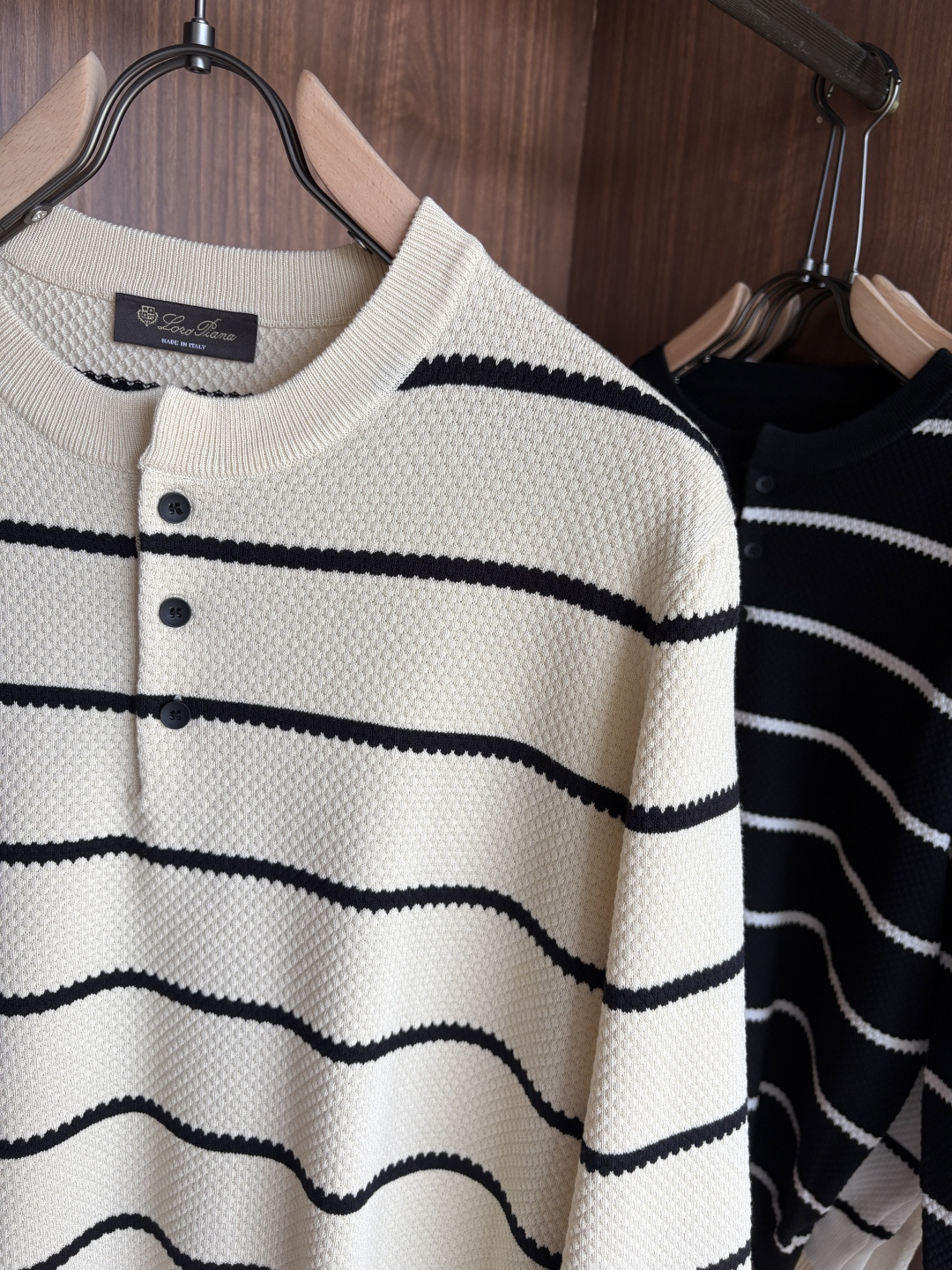 耗时王”菱形提花设计甄选超细优质纱线翻领短袖男士典藏款「耗时王」长袖针织奢雅工艺，触肤即高阶。• 匠心底