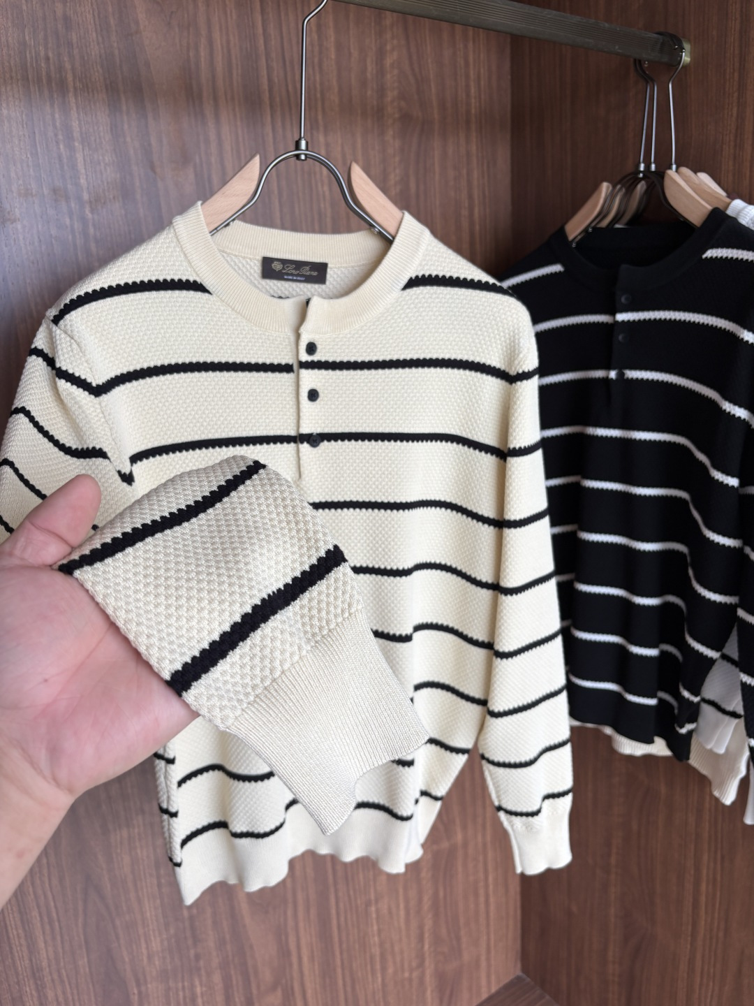 耗时王”菱形提花设计甄选超细优质纱线翻领短袖男士典藏款「耗时王」长袖针织奢雅工艺，触肤即高阶。• 匠心底