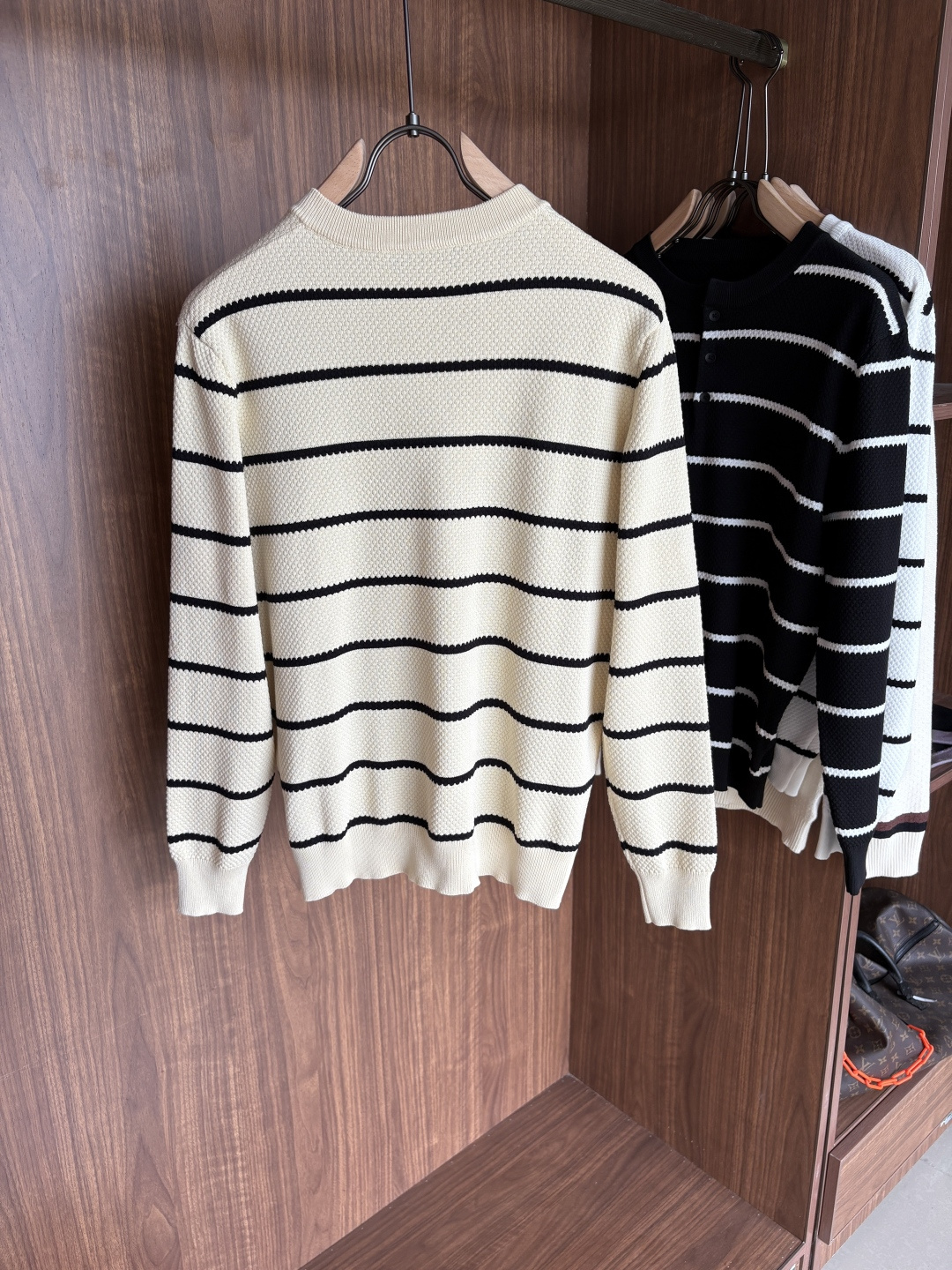 耗时王”菱形提花设计甄选超细优质纱线翻领短袖男士典藏款「耗时王」长袖针织奢雅工艺，触肤即高阶。• 匠心底