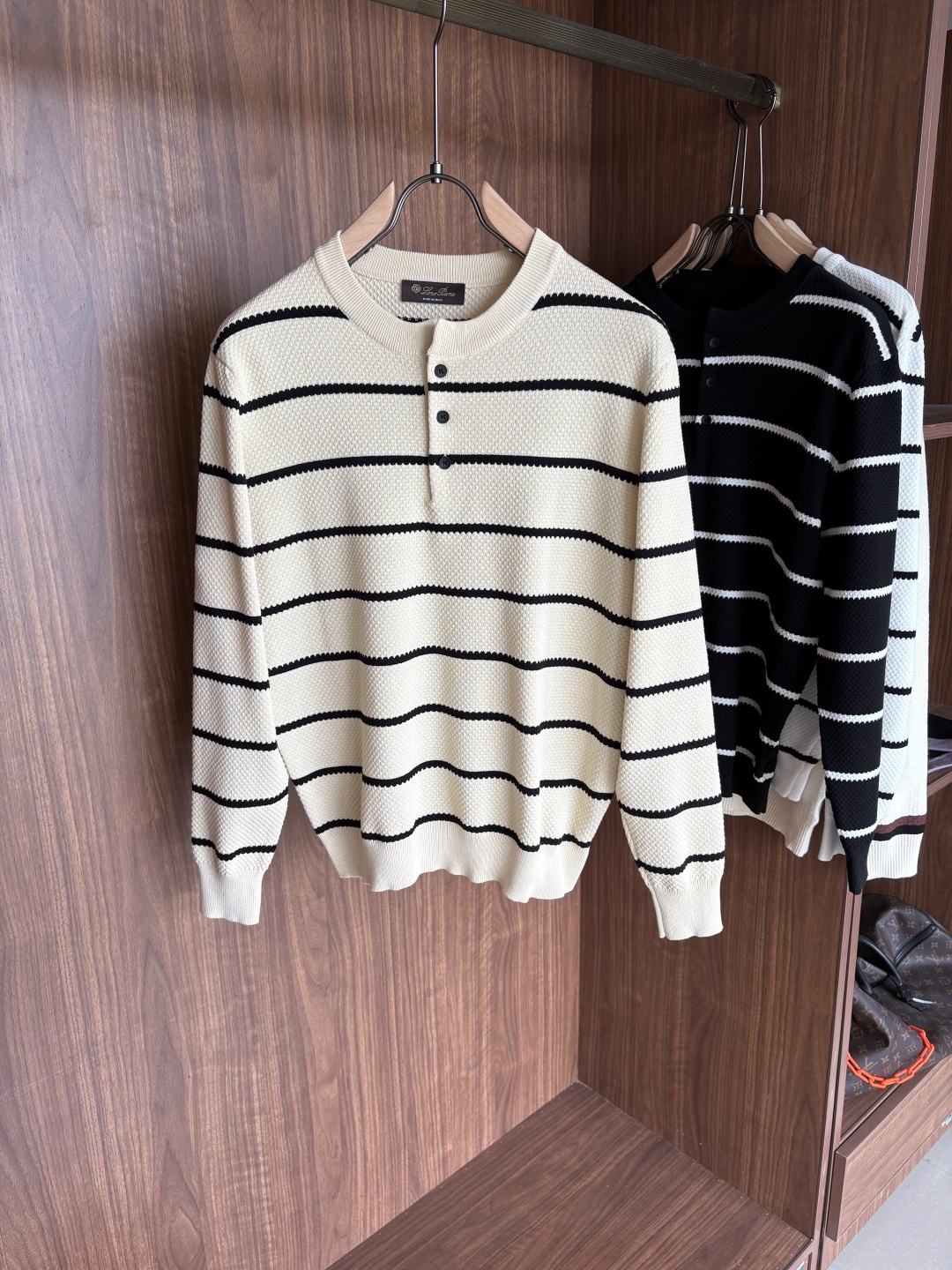 耗时王”菱形提花设计甄选超细优质纱线翻领短袖男士典藏款「耗时王」长袖针织奢雅工艺，触肤即高阶。• 匠心底