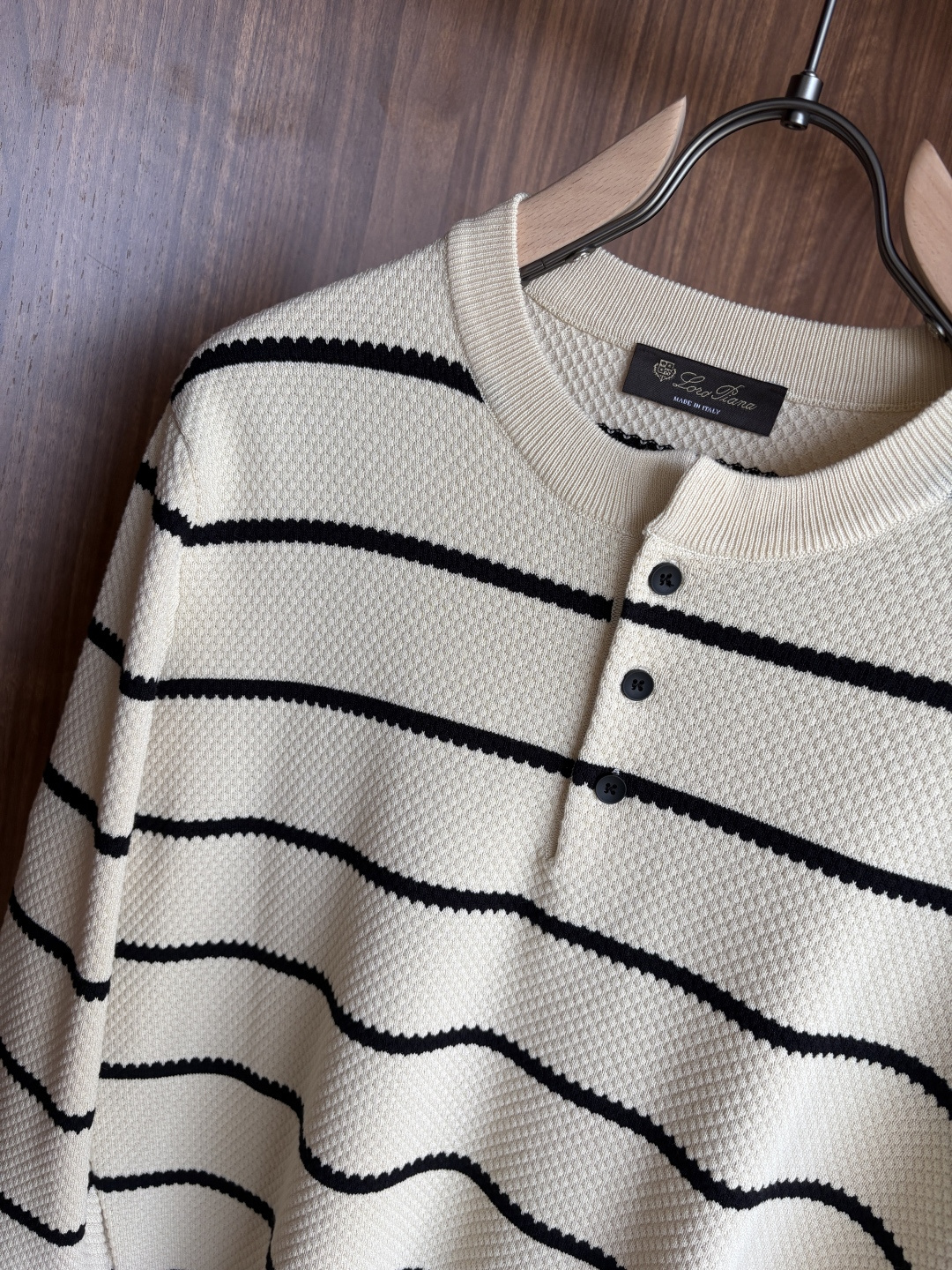 耗时王”菱形提花设计甄选超细优质纱线翻领短袖男士典藏款「耗时王」长袖针织奢雅工艺，触肤即高阶。• 匠心底