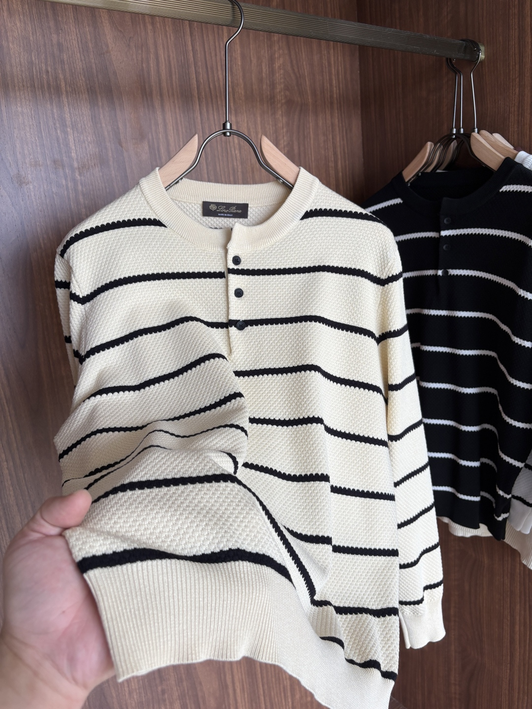 耗时王”菱形提花设计甄选超细优质纱线翻领短袖男士典藏款「耗时王」长袖针织奢雅工艺，触肤即高阶。• 匠心底