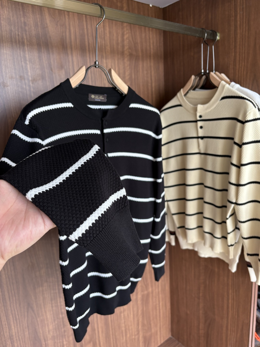 耗时王”菱形提花设计甄选超细优质纱线翻领短袖男士典藏款「耗时王」长袖针织奢雅工艺，触肤即高阶。• 匠心底