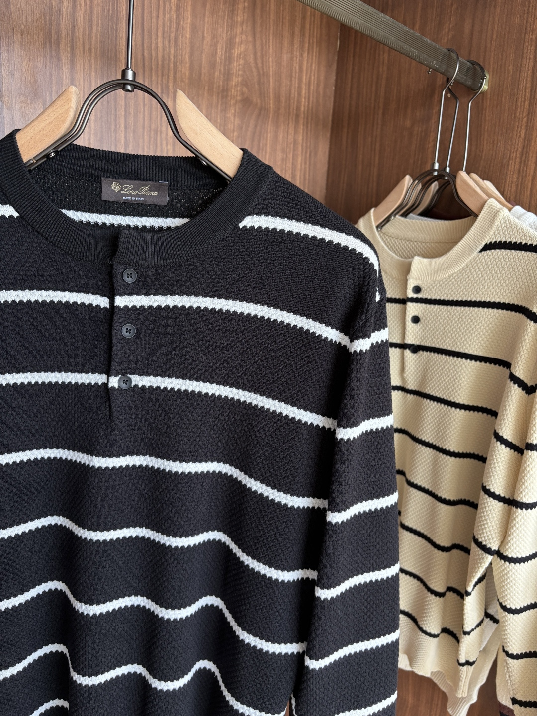 耗时王”菱形提花设计甄选超细优质纱线翻领短袖男士典藏款「耗时王」长袖针织奢雅工艺，触肤即高阶。• 匠心底