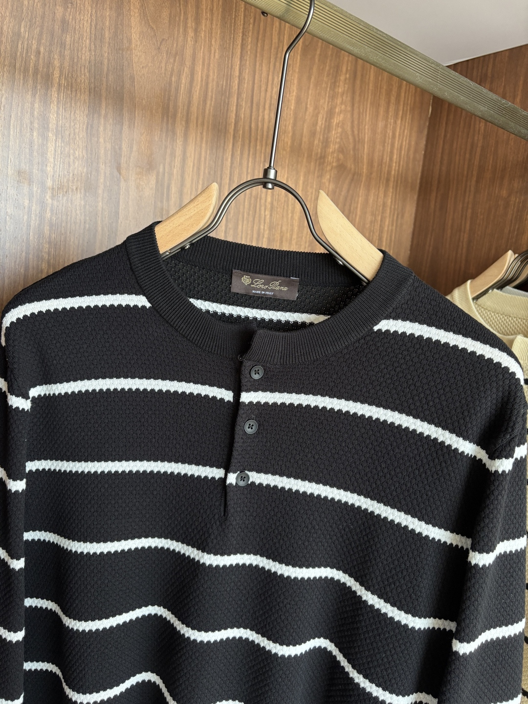 耗时王”菱形提花设计甄选超细优质纱线翻领短袖男士典藏款「耗时王」长袖针织奢雅工艺，触肤即高阶。• 匠心底