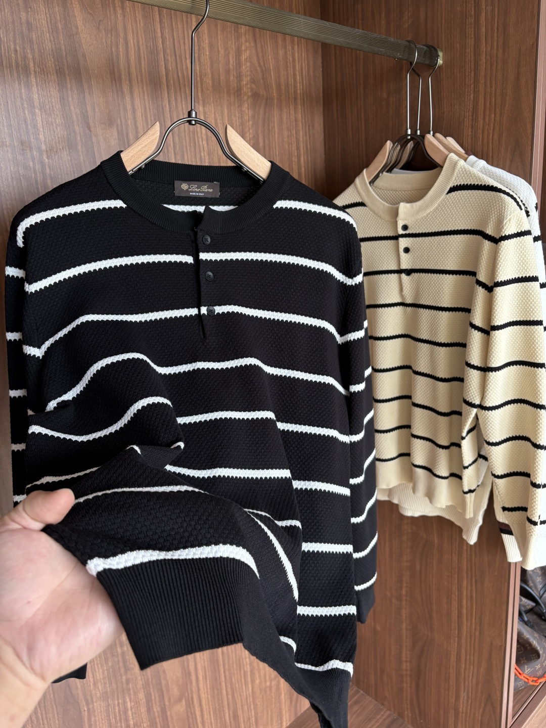 耗时王”菱形提花设计甄选超细优质纱线翻领短袖男士典藏款「耗时王」长袖针织奢雅工艺，触肤即高阶。• 匠心底