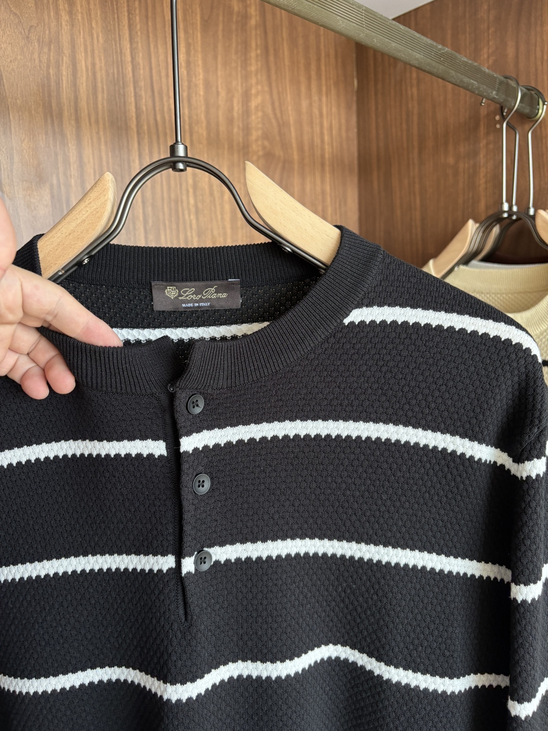 耗时王”菱形提花设计甄选超细优质纱线翻领短袖男士典藏款「耗时王」长袖针织奢雅工艺，触肤即高阶。• 匠心底