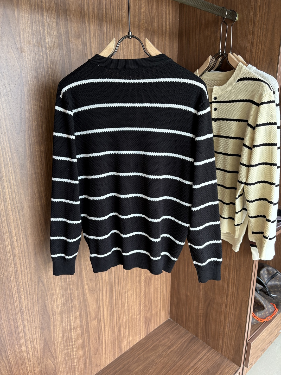 耗时王”菱形提花设计甄选超细优质纱线翻领短袖男士典藏款「耗时王」长袖针织奢雅工艺，触肤即高阶。• 匠心底