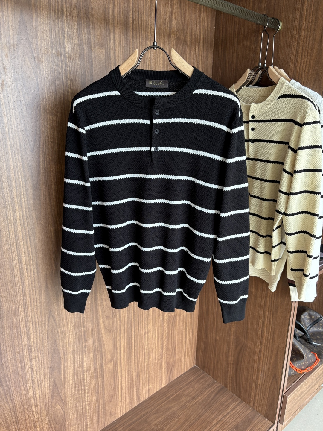 耗时王”菱形提花设计甄选超细优质纱线翻领短袖男士典藏款「耗时王」长袖针织奢雅工艺，触肤即高阶。• 匠心底