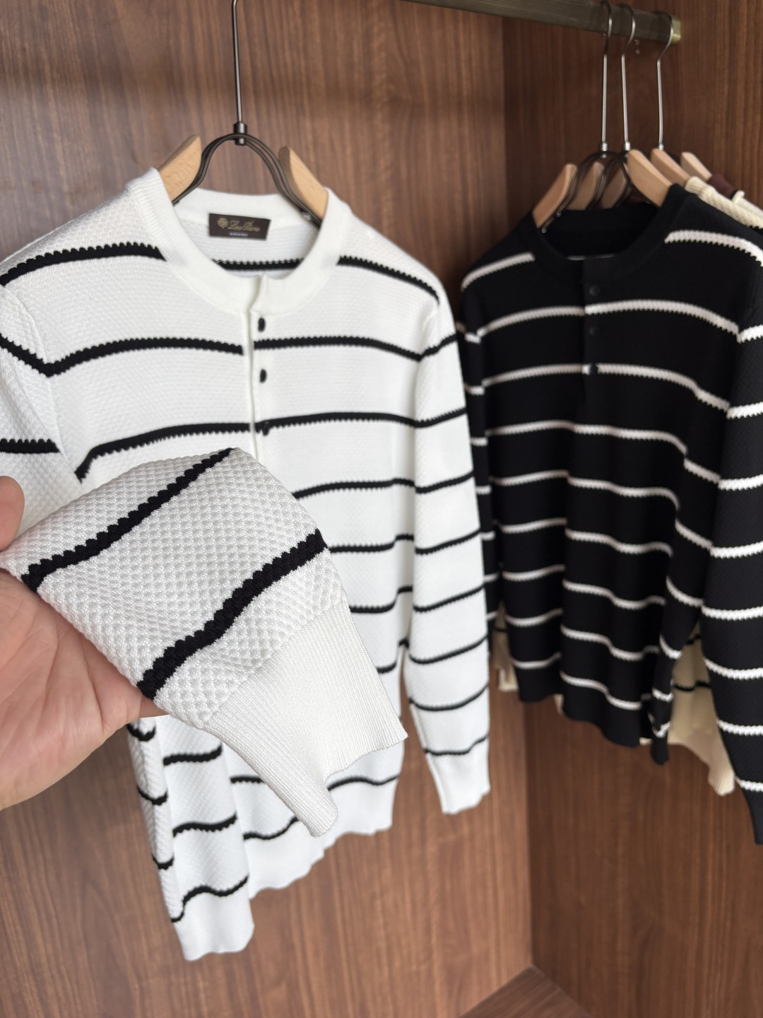 耗时王”菱形提花设计甄选超细优质纱线翻领短袖男士典藏款「耗时王」长袖针织奢雅工艺，触肤即高阶。• 匠心底