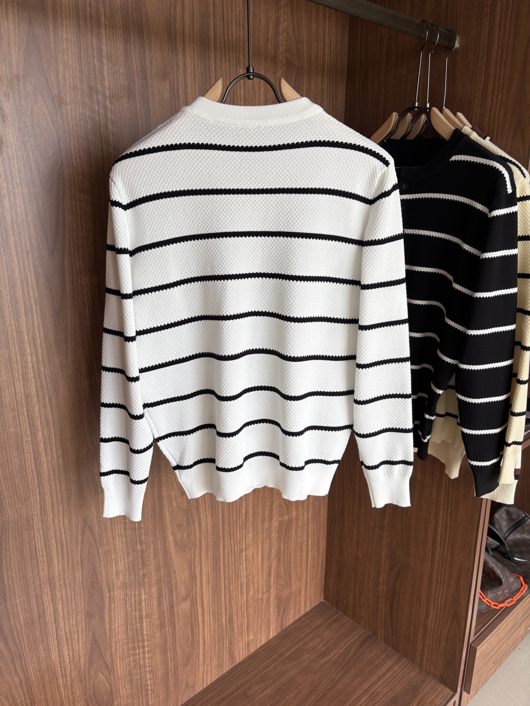 耗时王”菱形提花设计甄选超细优质纱线翻领短袖男士典藏款「耗时王」长袖针织奢雅工艺，触肤即高阶。• 匠心底