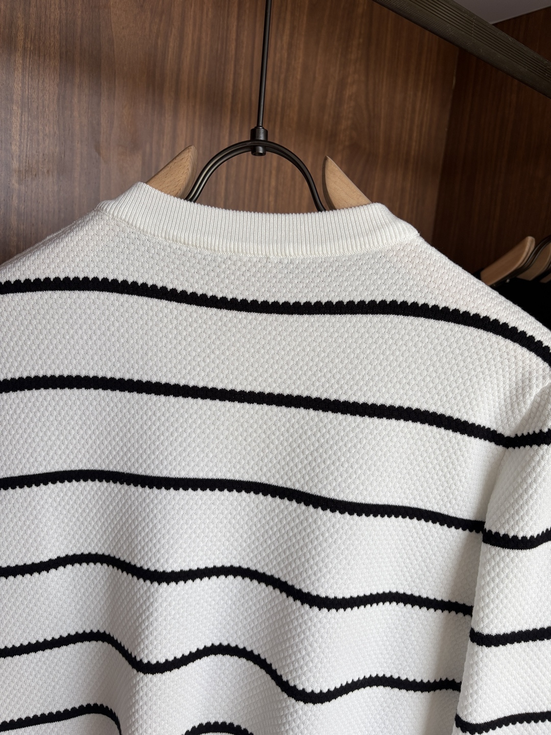 耗时王”菱形提花设计甄选超细优质纱线翻领短袖男士典藏款「耗时王」长袖针织奢雅工艺，触肤即高阶。• 匠心底