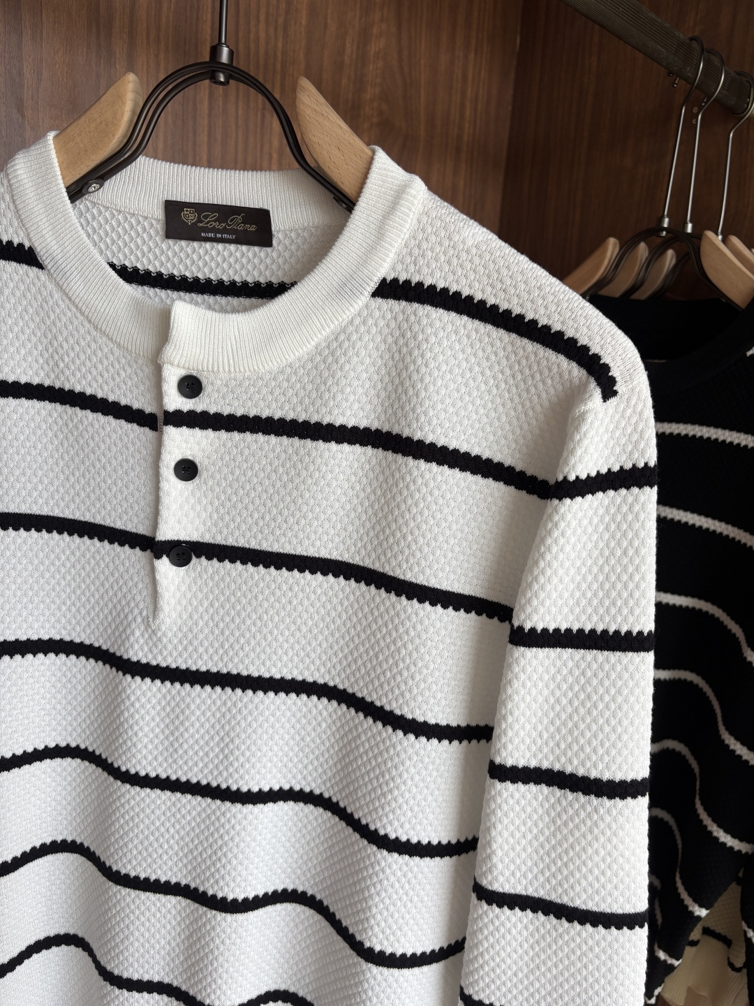 耗时王”菱形提花设计甄选超细优质纱线翻领短袖男士典藏款「耗时王」长袖针织奢雅工艺，触肤即高阶。• 匠心底