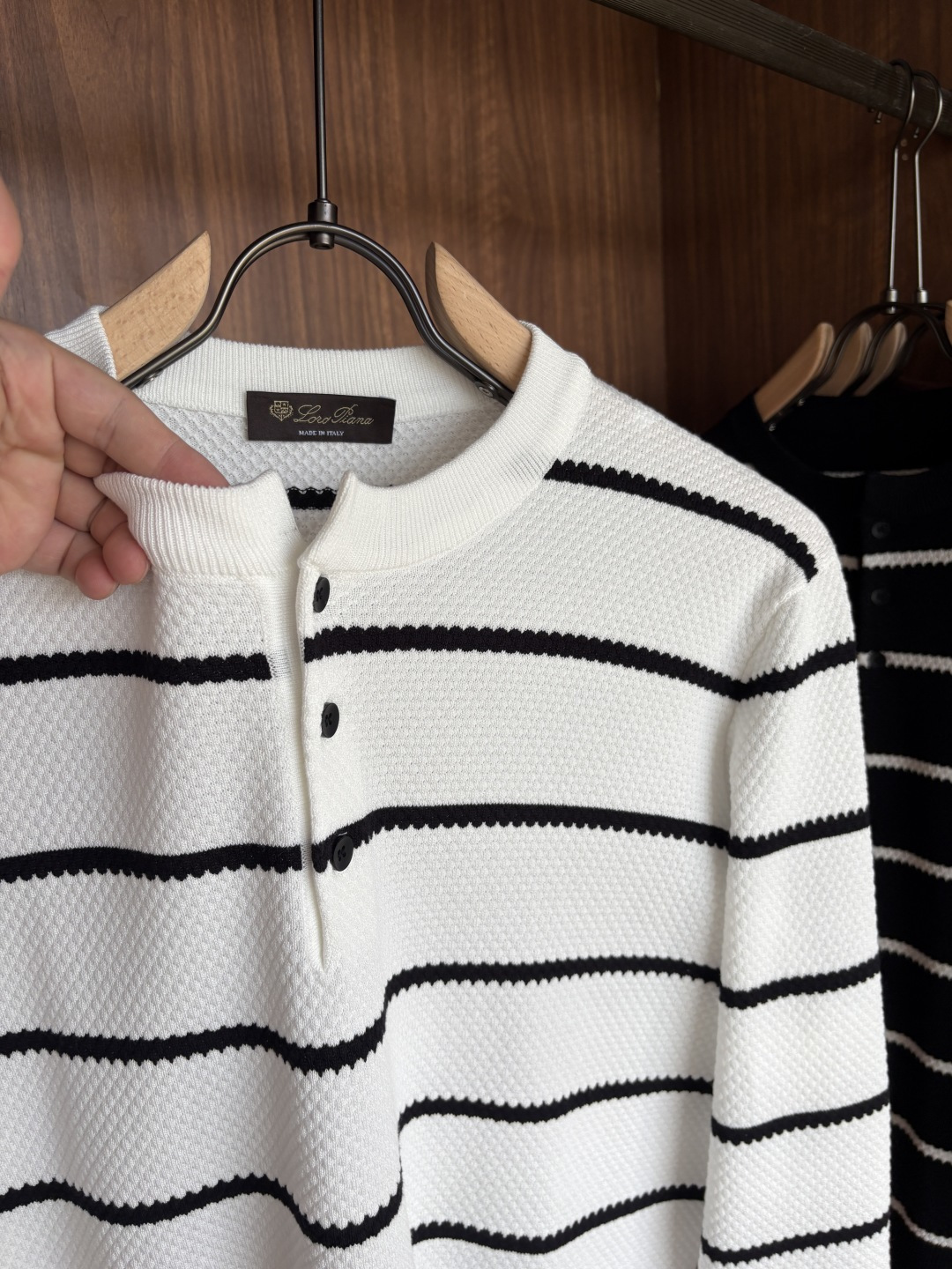 耗时王”菱形提花设计甄选超细优质纱线翻领短袖男士典藏款「耗时王」长袖针织奢雅工艺，触肤即高阶。• 匠心底