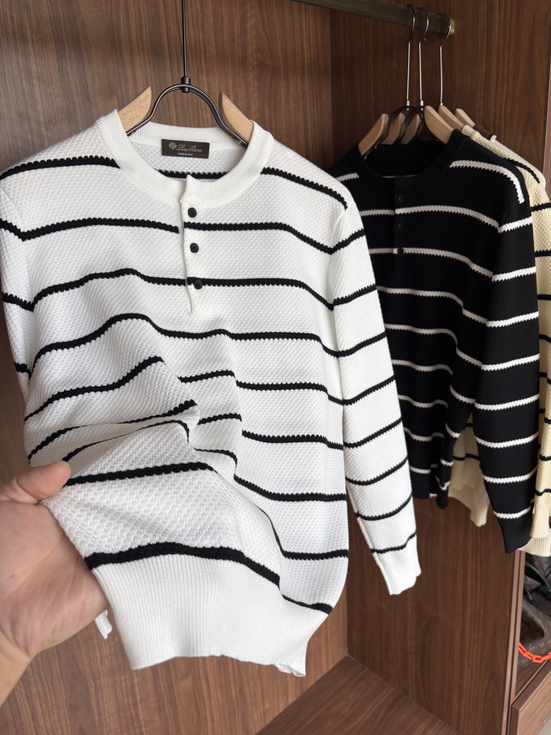 耗时王”菱形提花设计甄选超细优质纱线翻领短袖男士典藏款「耗时王」长袖针织奢雅工艺，触肤即高阶。• 匠心底