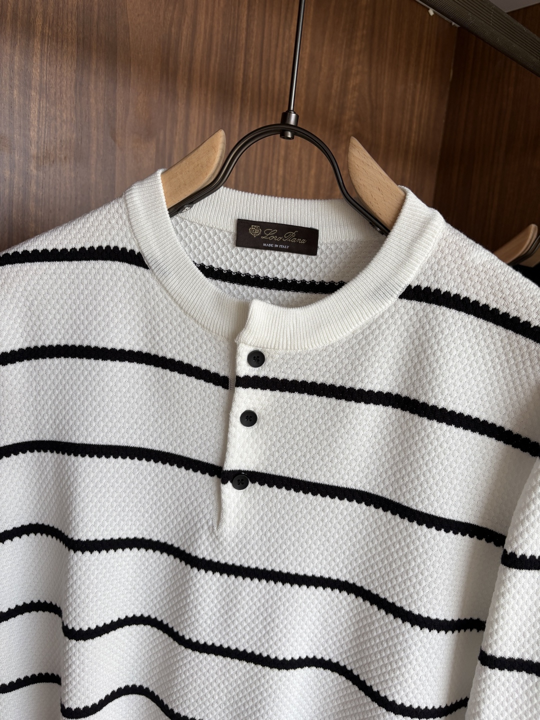 耗时王”菱形提花设计甄选超细优质纱线翻领短袖男士典藏款「耗时王」长袖针织奢雅工艺，触肤即高阶。• 匠心底