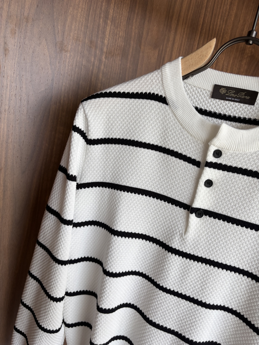 耗时王”菱形提花设计甄选超细优质纱线翻领短袖男士典藏款「耗时王」长袖针织奢雅工艺，触肤即高阶。• 匠心底