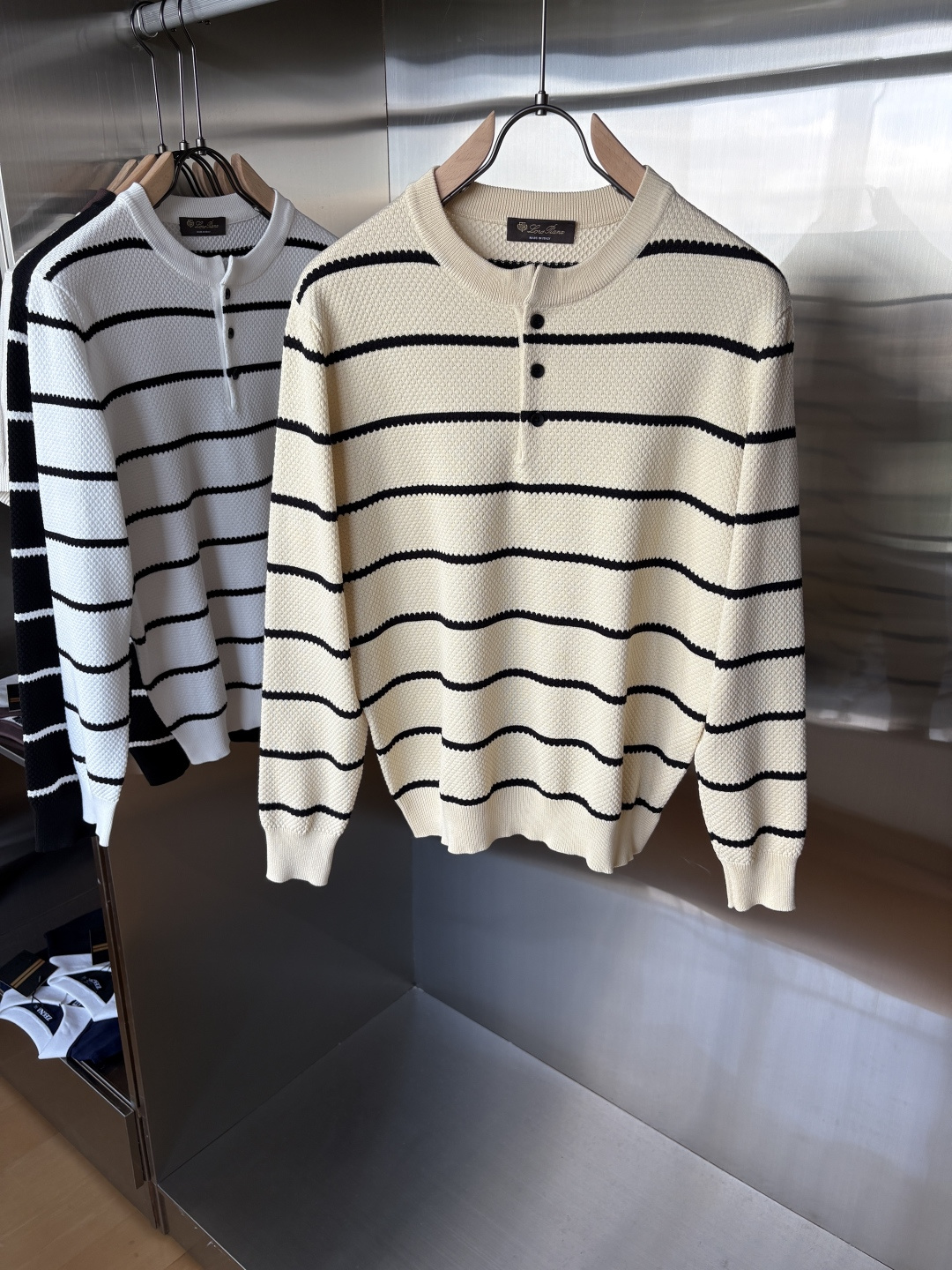 NO:522663,Time-consuming King' diamond jacquard design selects ultra-fine high-quality yarn lapel short-sleeved men's collection 'Time-consuming King' long-sleeved knitting and elegant craftsmanship, which touches the skin with high-end style. The ingenuity of diamond-shaped hollow jacquard is carved with three-dimensional diamond jacquard that takes months to carve, and the architectural aesthetic texture is weaving between warp and weft. The light and shadow penetrate through, and the gestures show low-key luxury. Classic lattice lapel long-sleeved design Simple lapel outlines neat lines, short-sleeved cut is suitable for multiple scenes - the layered suits during business meetings show elegance, casual wear reveals gentleman's taste, and the collection style never fades. The ultimate quality testimony of details Precision turning ensures that the seams are flat, the bone position is reinforced and durable and does not deform; the neckline threads have been washed and tested, and they are still as crisp as new as they wear for a long time, and every detail is a testimony of 'time-consuming'.  Code number M-3XL, T-shirt, business suit, alexander wang19860909耗时王”菱形提花设计甄选超细优质纱线翻领短袖男士典藏款「耗时王」长袖针织奢雅工艺,触肤即高阶. 匠心底蕴菱形镂空提花 耗时数月雕琢的立体菱形提花,经纬间织就建筑美学肌理,光影穿透时显隐交错,举手投足尽展低调奢华. 经典型格翻领长袖设计 简约翻领勾勒利落线条,短袖剪裁适配多场景——商务会晤时叠搭西装显儒雅,休闲时光单穿流露绅士品味,典藏款型永不褪色. 细节至臻品质见证 精密车工确保接缝平整,骨位加固耐穿不变形；领口螺纹经水洗测试,久穿仍挺括如新,每一处细节皆为「耗时」证言. 码数M-3XL,,T-shirt,business suit,alexander wang,Men's clothing