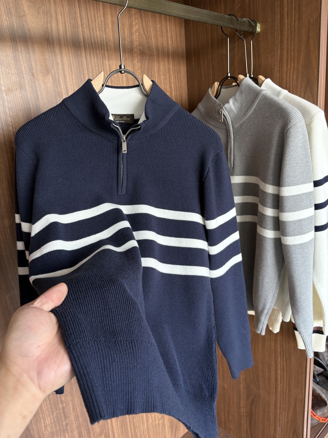 耗时王”菱形提花设计甄选超细优质纱线翻领短袖男士典藏款「耗时王」长袖针织奢雅工艺，触肤即高阶。• 匠心底