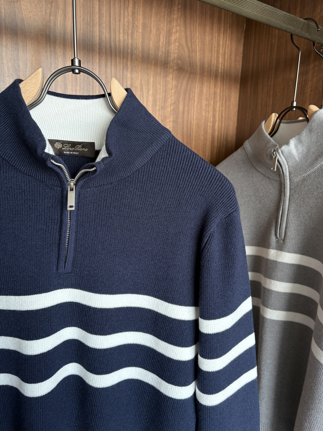 耗时王”菱形提花设计甄选超细优质纱线翻领短袖男士典藏款「耗时王」长袖针织奢雅工艺，触肤即高阶。• 匠心底