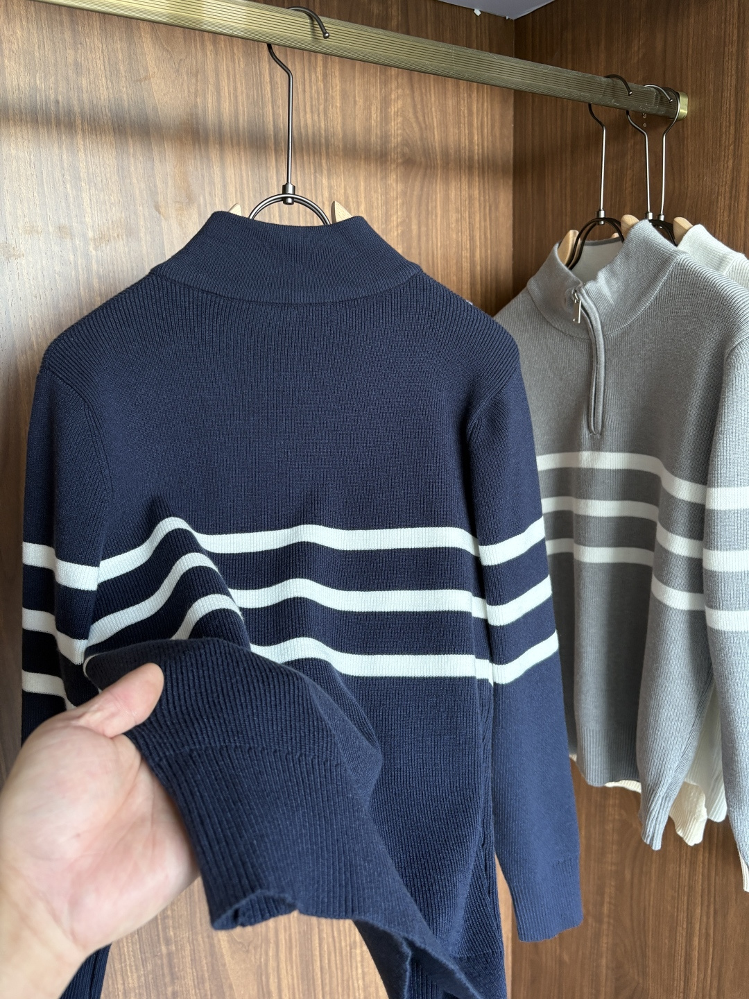 耗时王”菱形提花设计甄选超细优质纱线翻领短袖男士典藏款「耗时王」长袖针织奢雅工艺，触肤即高阶。• 匠心底